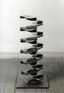 Martin Willing: Rhombusschichtung, dreiachsig, 1995, Chrom-Nickel-Federstahl (1-3 mm), gelasert, gebogen, geschwei&szlig;t, vorgespannt, H 100 cm, Grundplatte 52x45 cm